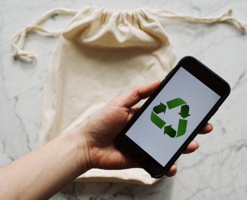 Free Faceless person showing recycle symbol on mobile phone screen Stock Photo
