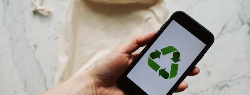 Free Faceless person showing recycle symbol on mobile phone screen Stock Photo